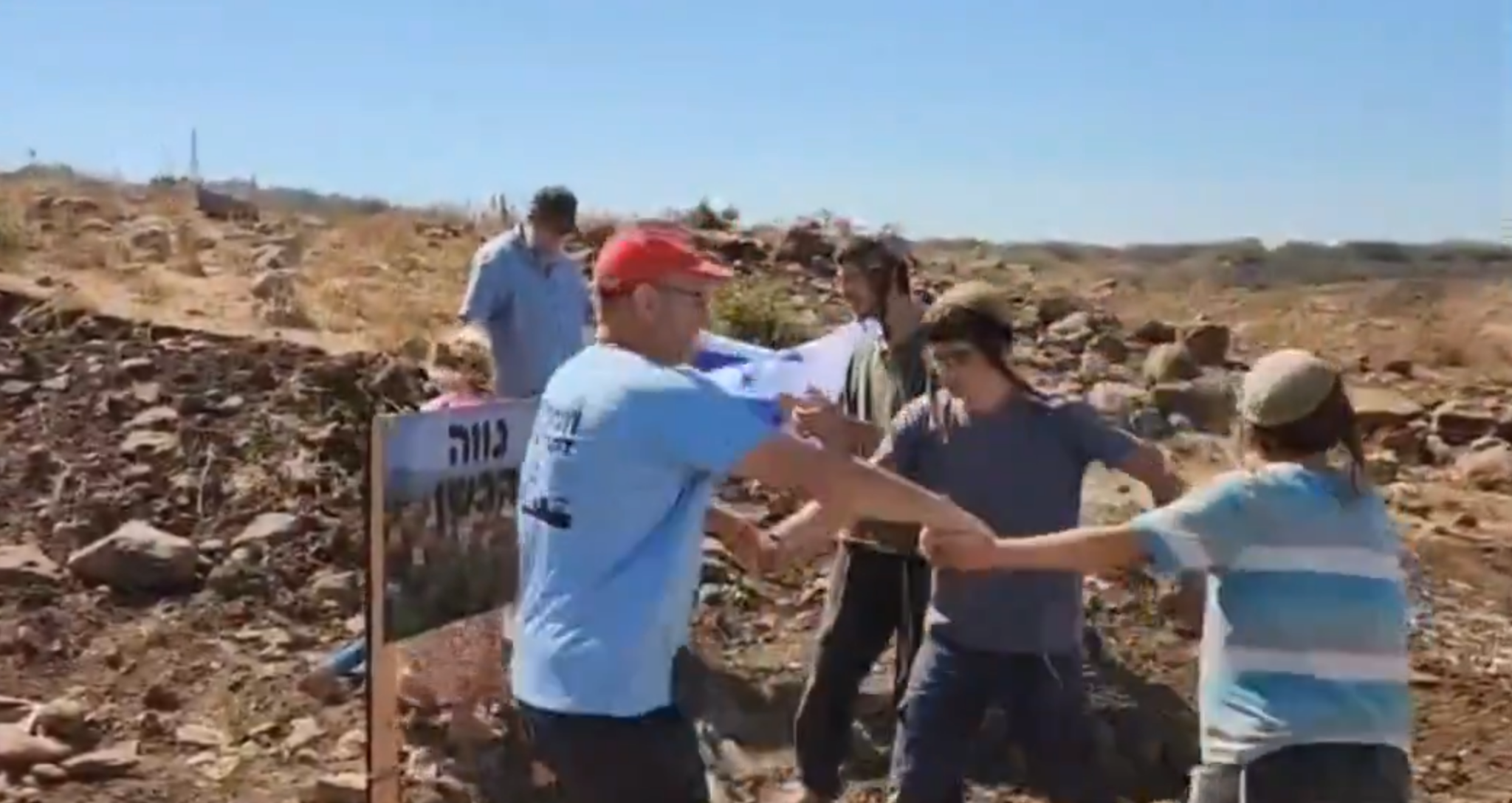Israeli activists briefly cross Syria border in bid to establish settlement