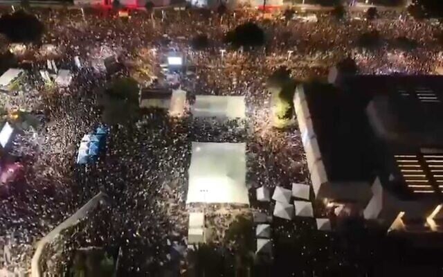 Hundreds of thousands of people gather in Tel Aviv for a rally demanding a deal to free the hostages, on August 17, 2025 (Screencapture/ Amit Goldstein/ Hostage Families Forum)