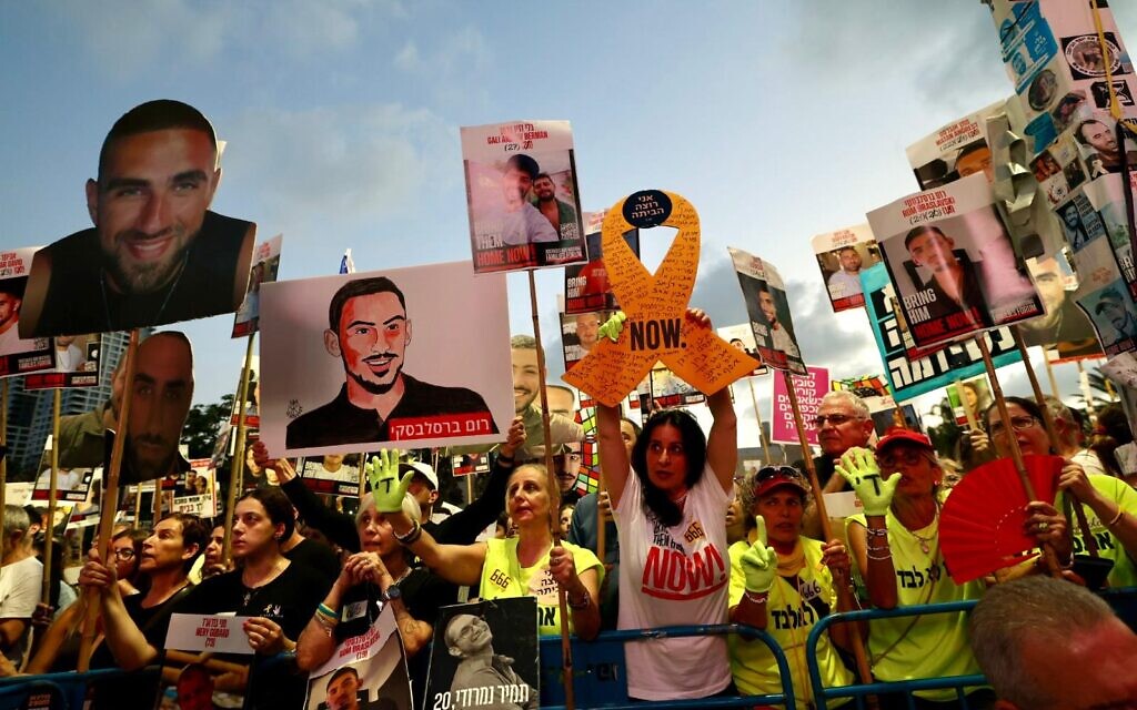 Demonstrators rally in support of a deal to release hostages held in the Gaza Strip, at Hostages Square, Tel Aviv, August 2, 2025. (Dafna Yosha/Pro-Democracy Protest Movement)