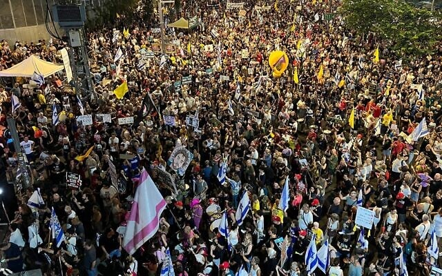 An anti-government, pro-hostage deal protest in front of the Begin Street entrance to the IDF headquarters in Tel Aviv, August 9, 2025. (Yael Gadot/Pro-Democracy Protest Movement)