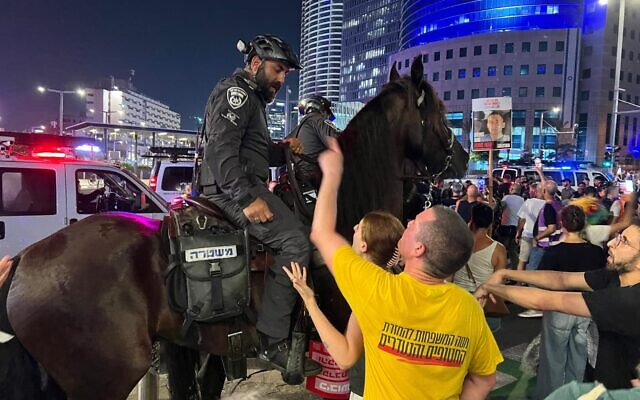 Mounted police face off with Anti-government, pro-hostage deal protesters on the Ayalon Highway in Tel Aviv, August 9, 2025. (Yael Gadot/Pro-Democracy Protest Movement)