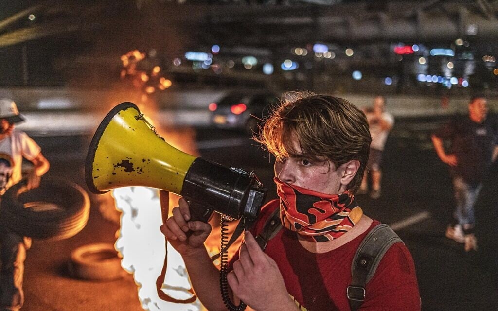 Anti-government, pro-hostage deal protesters block the Ayalon Highway in Tel Aviv, August 9, 2025. (Noam Halaby-Senerman/Pro-Democracy Protest Movement)