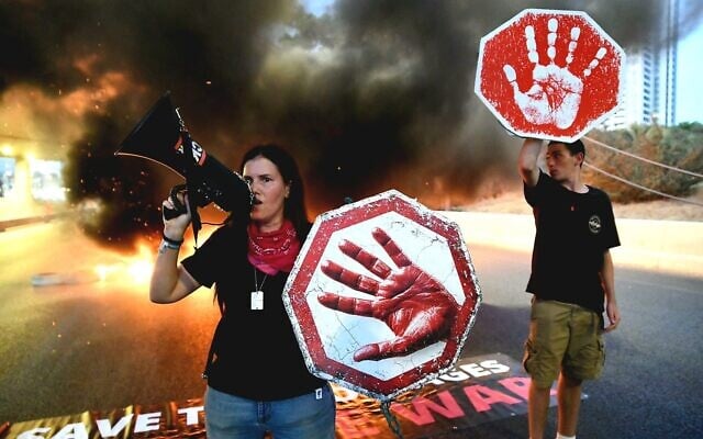 Protesters block the Ayalon Highway in Tel Aviv at a demonstration calling to free the hostages and end the war in Gaza, on August 14, 2025. (Danor Aharon/Pro-Democracy Protest Movement)
