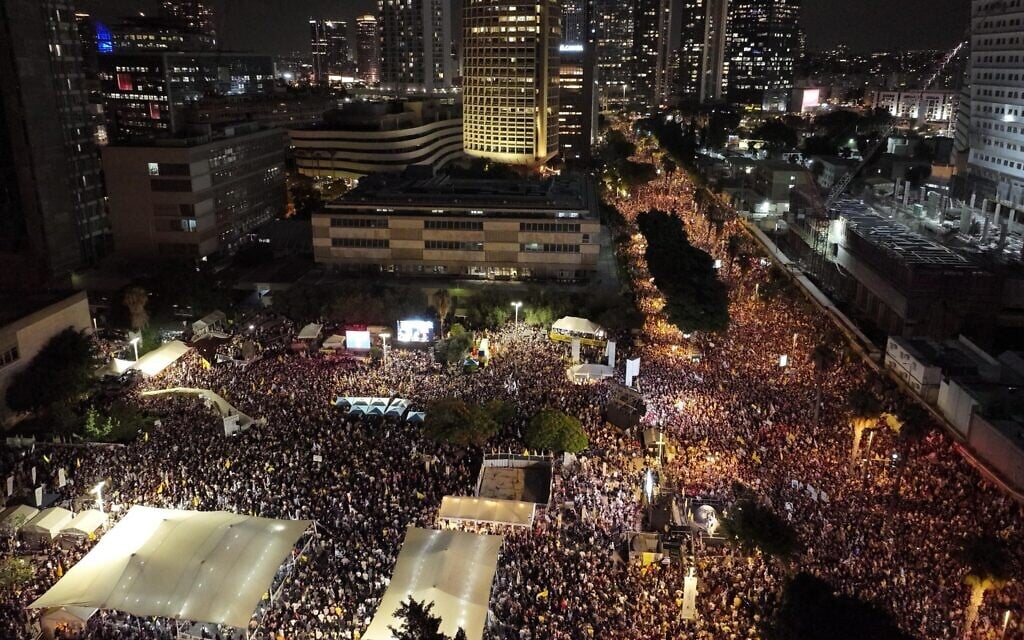 Huge crowds in and around Hostages Square in Tel Aviv for a rally at the end of a day of strikes and protests nationwide urging a deal for the release of all hostages held by Hamas in Gaza, August 17, 2025. (Yair Palti / Pro-Democracy Protest Movement)