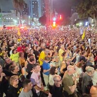 Huge crowds gather in and around Tel Aviv's Hostages Square calling for a deal for the release of the hostages held by Hamas in Gaza, August 17, 2025. (Efrat Safran / Pro-Democracy Protest Movement)