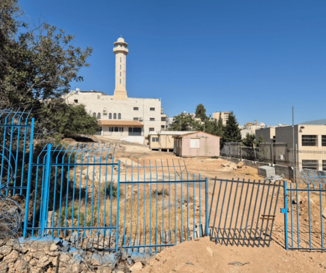 NextImg:Settlers establish new mobile homes in Palestinian neighborhood in Hebron