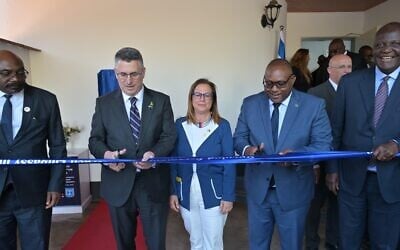 Foreign Minister Gideon Sa'ar (left) cuts the ribbon at the opening of the Israeli Embassy in Lusaka, Zambia on August 20, 2025, alongside his Zambian counterpart, Mulambo Haimbe (right) and Israeli Ambassador Ofra Farhi. (Shlomi Amsalem/GPO)