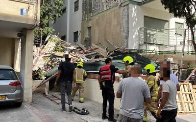 Magen David Adom paramedics arrive to the site of a scaffolding collapse in Tel Aviv which killed one construction worker on August 26, 2025. (Magen David Adom)