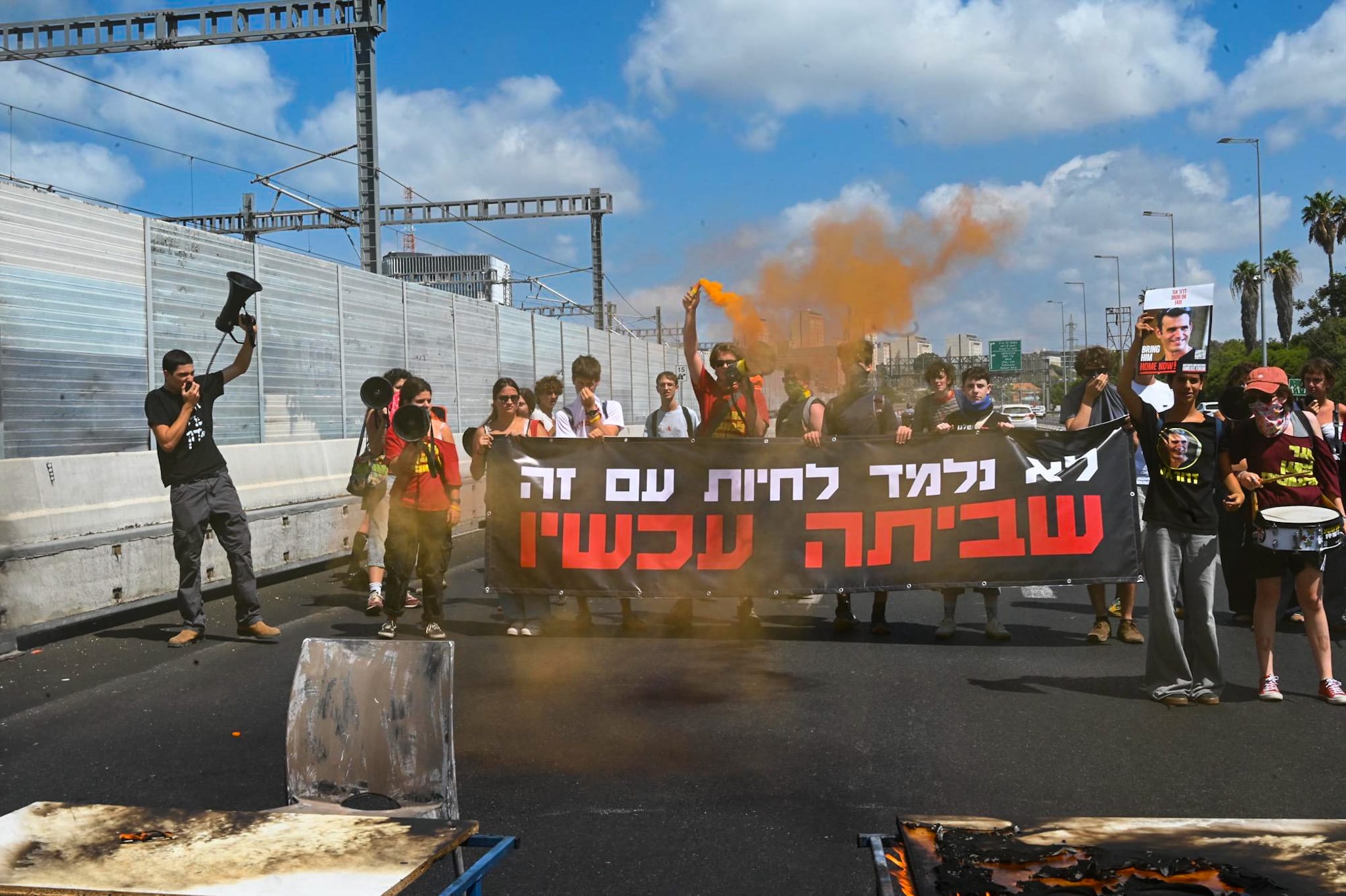NextImg:High schoolers block traffic, burn desks on Ayalon in protest for hostage deal