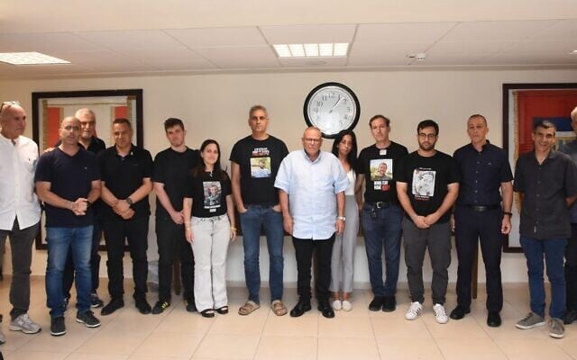 Histadrut labor union chairman Arnon Bar-David (middle) meets with senior representatives of the business sector and representatives of the families of hostages, August 11, 2025. (Courtesy)