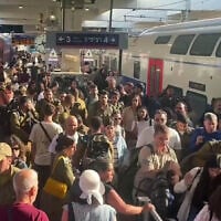 A packed train station in Tel Aviv amid disruptions in train services, on August 17, 2025. (Ynet video screenshot)