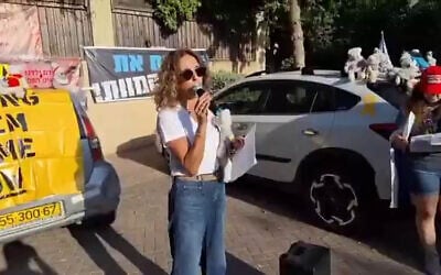 Sigal Manzuri, who lost two of her daughters in the October 7 massacre, seen calling for a deal to secure the release of the remaining hostages in Gaza outside of Education Minister Yoav Kisch's residence on August 18, 2025. (Video screenshot/Benny Meshy via X)