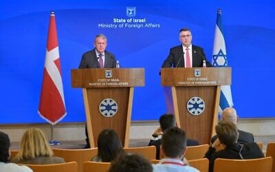 (L) Danish Foreign Minister Lars Lokke Rasmussen and Foreign Minister Gideon Sa'ar hold a press conference in Jerusalem on September 7, 2025 (Shlomi Amselem/GPO)
