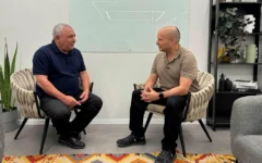 Former prime minister Naftali Bennett (right) meets with former MK Gadi Eisenkot to discuss their political futures, September 7, 2025. (Courtesy Naftali Bennett's office)