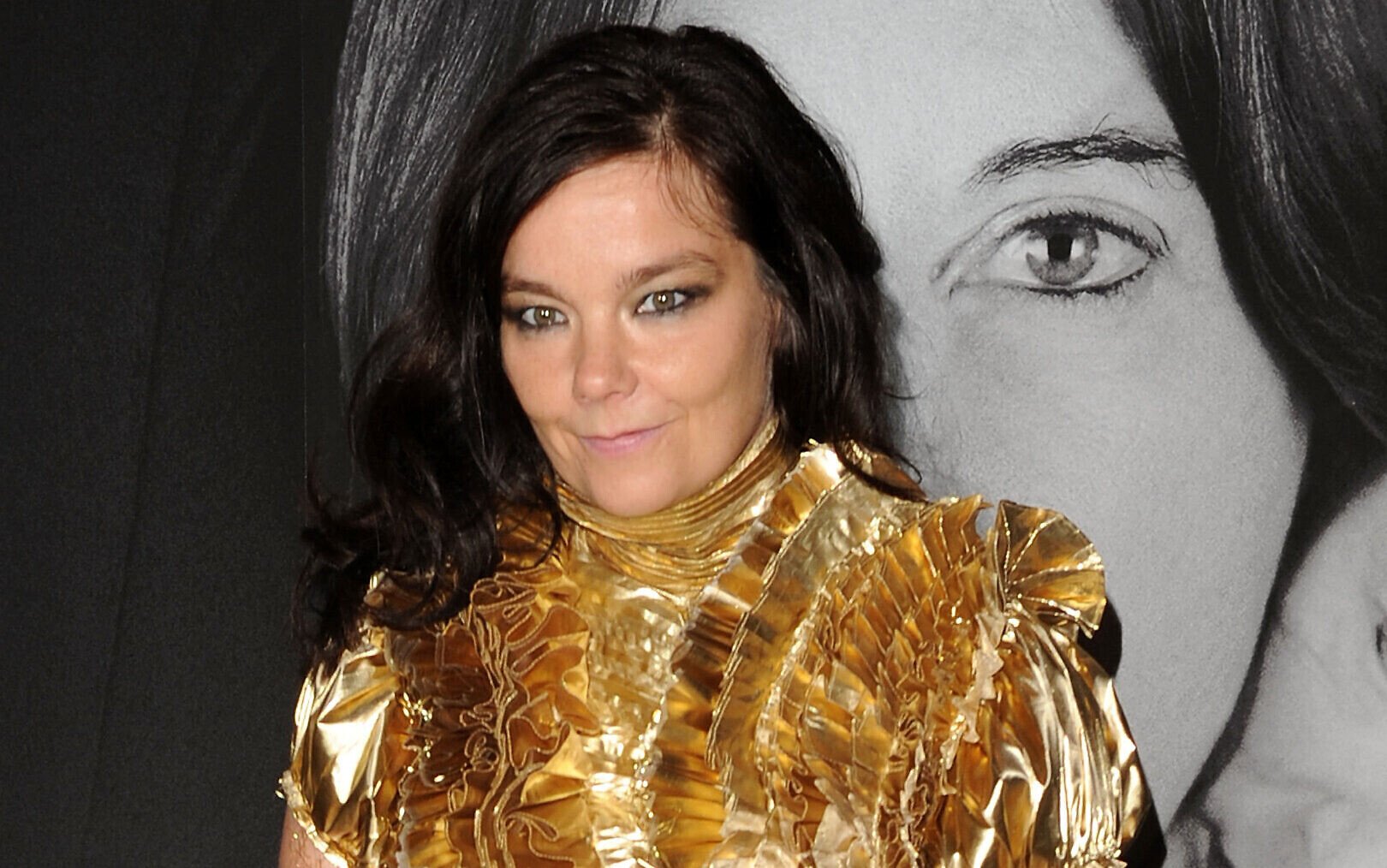 Singer Bjork appears to yank her streaming songs from Israel