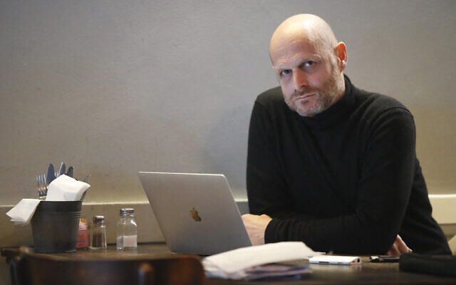 Screenwriter Hagai Levi poses for a picture during an interview with AFP on January 7, 2020 in Tel Aviv. (JACK GUEZ / AFP) Screenwriter Hagai Levi poses for a picture during an interview with AFP on January 7, 2020 in Tel Aviv. (JACK GUEZ / AFP)