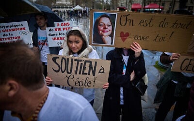 Protesters rally for the release of French teacher Cecile Kohler and her partner Jacques Paris from Iranian prison, at Place de la Republique in Paris, France, on March 23, 2024. (Kiran RIDLEY / AFP) Protesters rally for the release of French teacher Cecile Kohler and her partner Jacques Paris from Iranian prison, at Place de la Republique in Paris, France, on March 23, 2024. (Kiran RIDLEY / AFP)