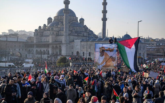 Demonstrators attend a pro-Palestinian, anti-Israel rally at the Galata Bridge in Istanbul on January 1, 2025. (Photo by Yasin AKGUL / AFP)