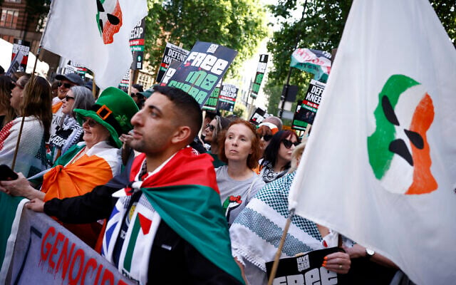 Supporters of Irish band Kneecap hold Irish and Palestinian flags and pro-Palestinian placards as they gather outside Westminster Magistrates' Courts in London on June 18, 2025. (BENJAMIN CREMEL / AFP) Supporters of Irish band Kneecap hold Irish and Palestinian flags and pro-Palestinian placards as they gather outside Westminster Magistrates' Courts in London on June 18, 2025. (BENJAMIN CREMEL / AFP)