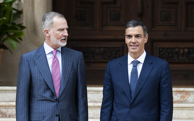 King Felipe VI of Spain (L) and Spain's Prime Minister Pedro Sanchez pose for photographs upon his arrival for a meeting at the Marivent Palace in Palma de Mallorca on July 29, 2025. (Photo by JAIME REINA / AFP)