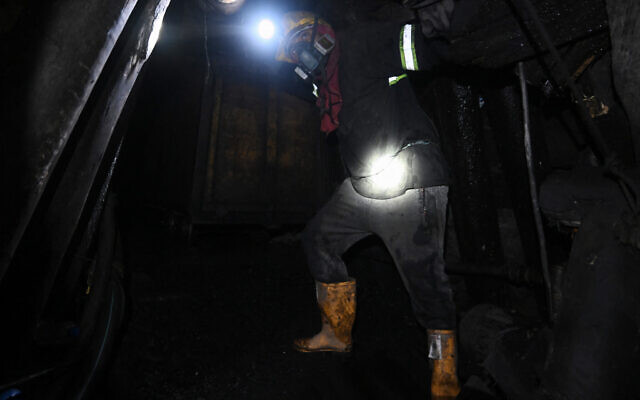 A miner works at the underground of the Mineria LyC coal mine in Tausa, Cundinamarca Department, Colombia on August 20, 2025 (Raul ARBOLEDA / AFP)