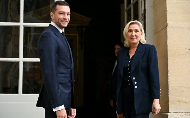 French far-right National Rally party's President Jordan Bardella (L) and president of its parliamentary group Marine Le Pen arrive ahead of a meeting with France's prime minister as part of political consultations at the Hotel de Matignon in Paris, September 2, 2025. (Bertrand GUAY / AFP)