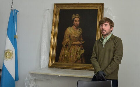Visual arts teacher Ariel Bassano speaks in front of a painting identified as "Portrait of a Lady," stolen by the Nazis from a Dutch Jewish art collector, as it is displayed at the Public Prosecutor's Office in Mar del Plata, Argentina, on September 3, 2025. (AFP)