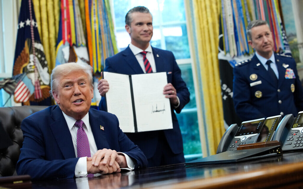 US President Donald Trump speaks to the media after signing an executive order renaming the Department of Defense to the Department of War as US Defense Secretary Pete Hegseth (C) and Chairman of the Joint Chiefs of Staff Air Force Gen. Dan Caine (R) look on in the Oval Office of the White House on September 05, 2025 in Washington, DC (Kevin Dietsch / GETTY IMAGES NORTH AMERICA / Getty Images via AFP)