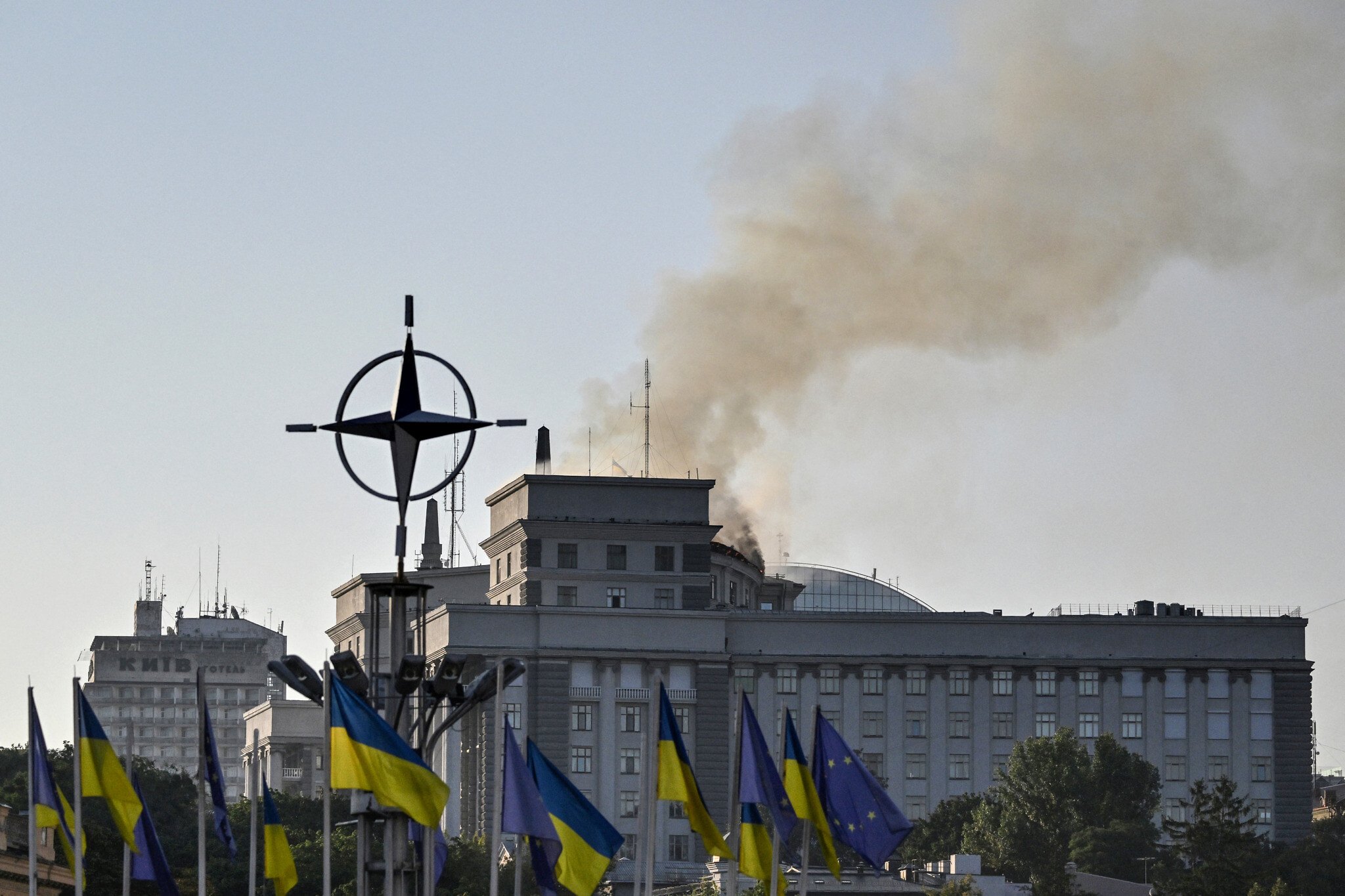 NextImg:Ukraine government building hit in biggest overnight Russian strike