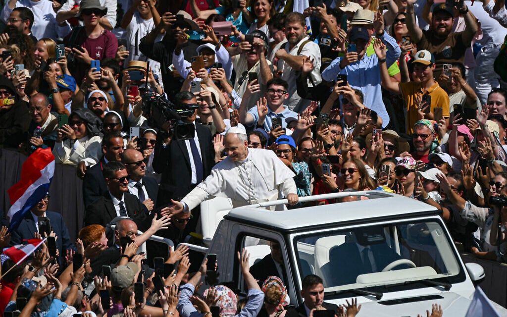 Pope Leo XIV greets faithful as he leaves in the Popemobile after presiding a Holy Mass and canonization of Blessed Carlo Acutis and Pier Giorgio Frassati in St Peter's Square at the Vatican on September 7, 2025 (Filippo MONTEFORTE / AFP) Pope Leo XIV greets faithful as he leaves in the Popemobile after presiding a Holy Mass and canonization of Blessed Carlo Acutis and Pier Giorgio Frassati in St Peter's Square at the Vatican on September 7, 2025 (Filippo MONTEFORTE / AFP)