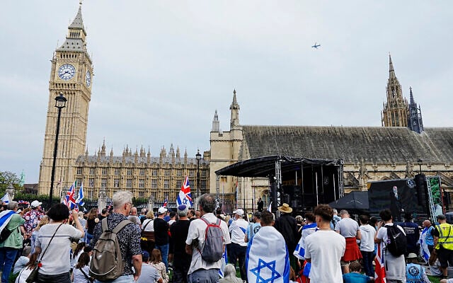 Protesters gather at the end of a 'march against antisemitism' demonstration in Parliament Square in central London, on September 7, 2025, (Photo by CARLOS JASSO / AFP) Protesters gather at the end of a 'march against antisemitism' demonstration in Parliament Square in central London, on September 7, 2025, (Photo by CARLOS JASSO / AFP)