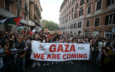 Demonstrators gather to march to express their support for the Global Sumud Flotilla that was sailing toward Gaza, in Rome on September 7, 2025 (Filippo Monteforte / AFP)