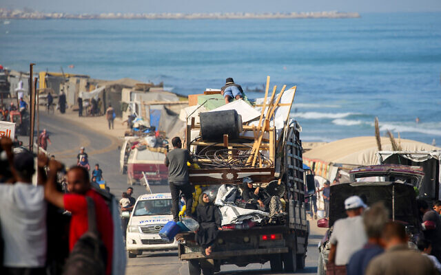 Palestinians transport their belongings as they evacuate Gaza City toward southern areas of the coastal Gaza Strip, on September 10, 2025. (Eyad BABA / AFP) Palestinians transport their belongings as they evacuate Gaza City toward southern areas of the coastal Gaza Strip, on September 10, 2025. (Eyad BABA / AFP)