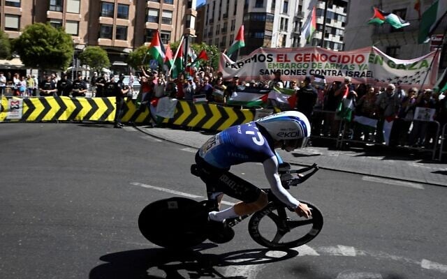 Pro-Palestinian, anti-Israel protesters wave Palestinian flags as Team Israel Premier Tech's Israeli rider Nadav Raisberg competes during the 18th stage of the Vuelta a Espana on September 11, 2025. (Photo by Miguel RIOPA / AFP) Pro-Palestinian, anti-Israel protesters wave Palestinian flags as Team Israel Premier Tech's Israeli rider Nadav Raisberg competes during the 18th stage of the Vuelta a Espana on September 11, 2025. (Photo by Miguel RIOPA / AFP)