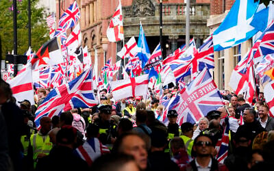 Anti-immigration and right-wing protesters walk through central London waving flags during a 'Free speech' march, on September 13, 2025. (CARLOS JASSO / AFP)