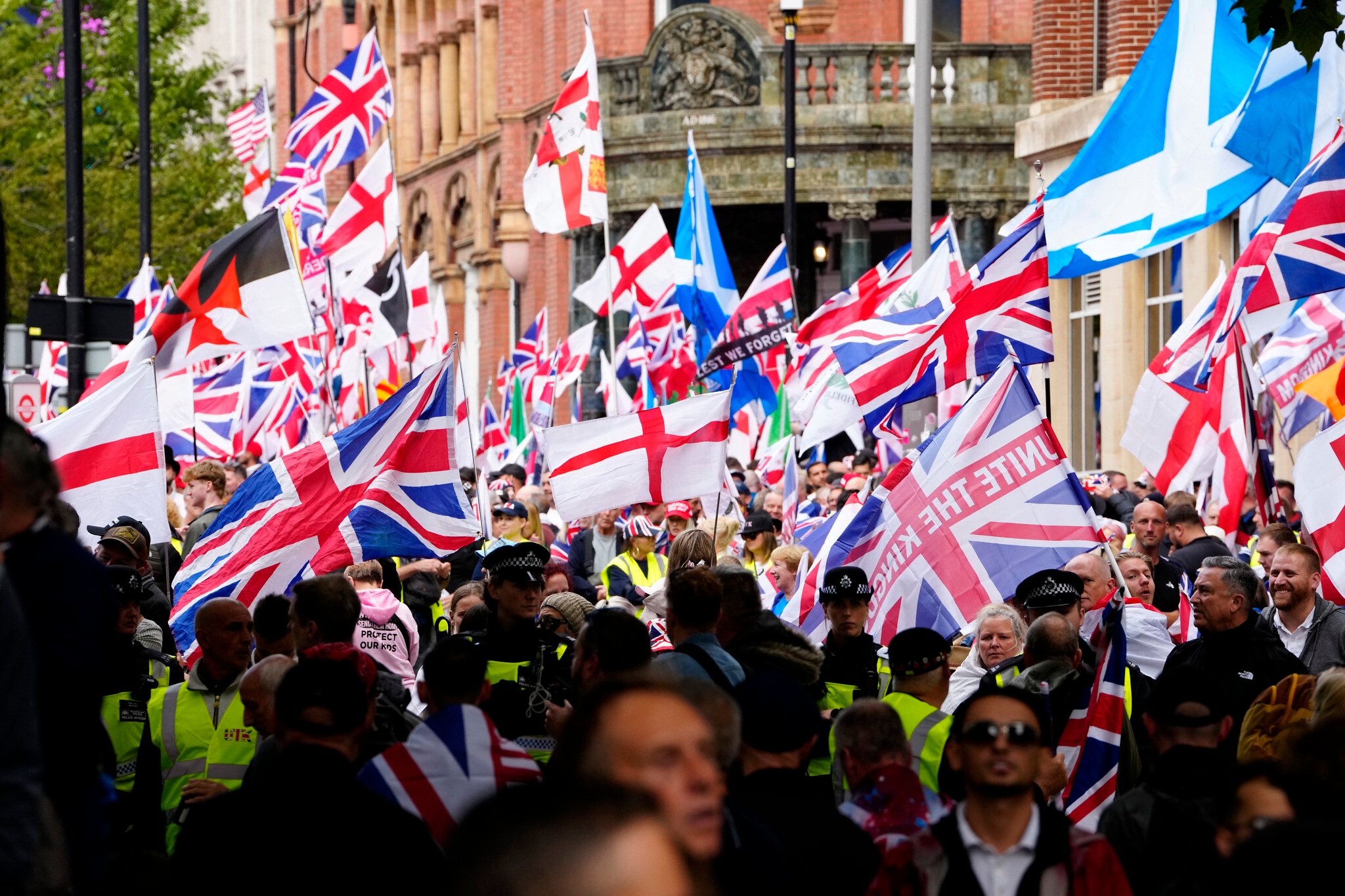 NextImg:Over 100,000 take part in major right-wing, anti-immigration march in London
