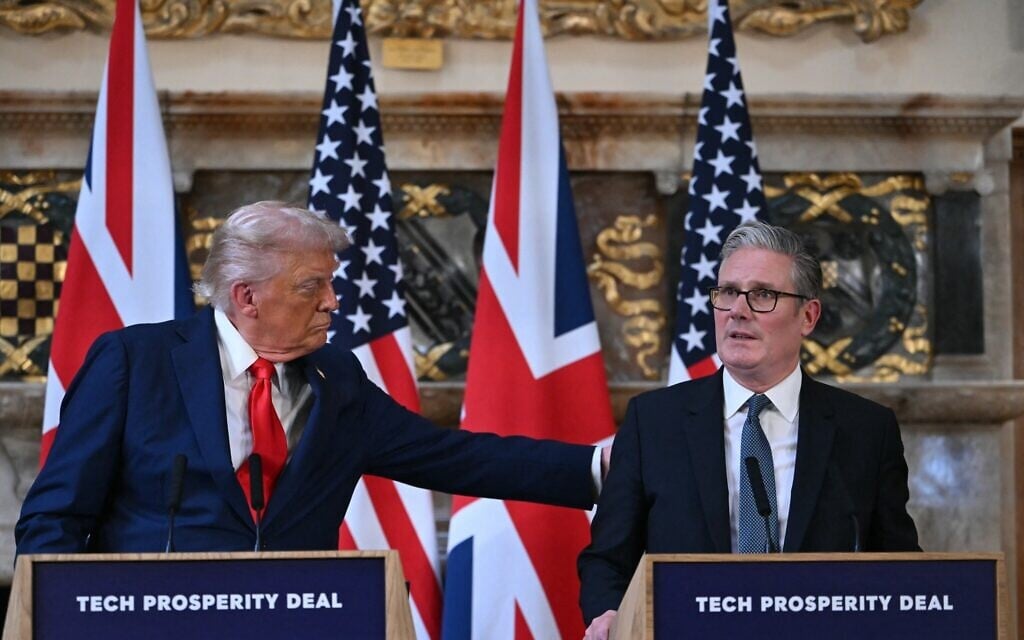 US President Donald Trump (L) gestures as Britain's Prime Minister Keir Starmer speaks during a joint press conference following their meeting at Chequers, in Aylesbury, central England, on September 18, 2025. (ANDREW CABALLERO-REYNOLDS / AFP)