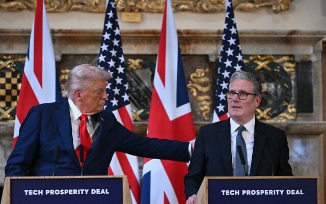 US President Donald Trump (L) gestures as Britain's Prime Minister Keir Starmer speaks during a joint press conference following their meeting at Chequers, in Aylesbury, central England, on September 18, 2025. (ANDREW CABALLERO-REYNOLDS / AFP)