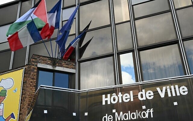 Palestinian, French and European flags flutter outside the town hall of Malakoff, south of Paris, on September 21, 2025. (Bertrand GUAY / AFP) Palestinian, French and European flags flutter outside the town hall of Malakoff, south of Paris, on September 21, 2025. (Bertrand GUAY / AFP)