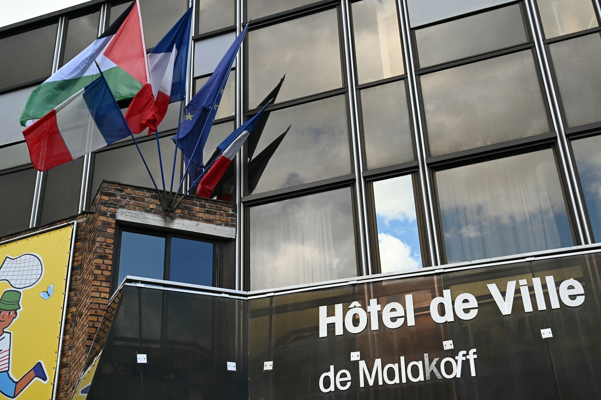 Ahead of recognition, French town halls divided over whether to fly Palestinian flag