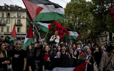 Pro-Palestinian students take part in the general strike organized by the Unione Sindacale di Base (USB Union) in Turin, northwestern Italy on September 22, 2025. (MARCO BERTORELLO / AFP)