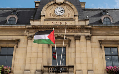 The Palestinian state flag flies at the entrance of the City Hall in Saint-Ouen, in the northern suburbs of Paris on September 22, 2025. (BERTRAND GUAY / AFP) The Palestinian state flag flies at the entrance of the City Hall in Saint-Ouen, in the northern suburbs of Paris on September 22, 2025. (BERTRAND GUAY / AFP)