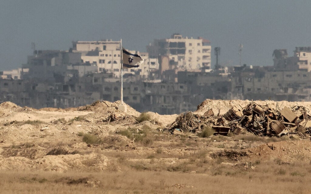An Israeli flag flutters near destroyed buildings inside the Gaza Strip as pictured from the Israeli border, on September 25, 2025. (Jack GUEZ / AFP) An Israeli flag flutters near destroyed buildings inside the Gaza Strip as pictured from the Israeli border, on September 25, 2025. (Jack GUEZ / AFP)