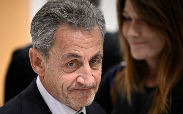 Former French president Nicolas Sarkozy leaves next to his wife French-Italian singer Carla Bruni after the verdict in his trial for illegal campaign financing from Libya for his successful 2007 presidential bid, at the Tribunal de Paris courthouse in Paris, on September 25, 2025. (JULIEN DE ROSA / AFP) Former French president Nicolas Sarkozy leaves next to his wife French-Italian singer Carla Bruni after the verdict in his trial for illegal campaign financing from Libya for his successful 2007 presidential bid, at the Tribunal de Paris courthouse in Paris, on September 25, 2025. (JULIEN DE ROSA / AFP)
