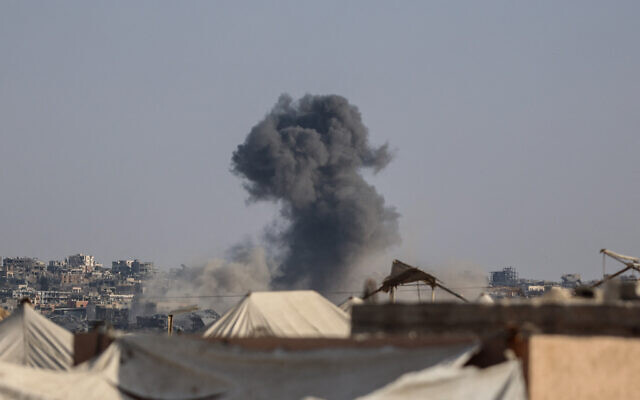 Smoke billows following an Israeli strike in Khan Yunis in the southern Gaza Strip, on September 29, 2025. (Omar AL-QATTAA / AFP)