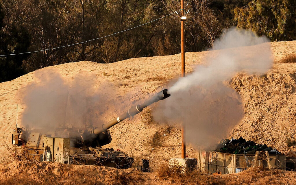 An Israeli army self-propelled artillery Howitzer fires rounds from a position along the border with the Gaza Strip in southern Israel on September 30, 2025. (Jack GUEZ / AFP)