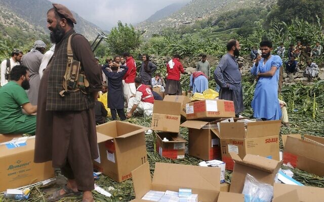 Civil defense workers, locals, and army soldiers prepare to evacuate injured victims of an earthquake that killed hundreds and destroyed numerous villages in eastern Afghanistan, in Mazar Dara, Kunar province, Sept. 1, 2025. (AP Photo/Hedayat Shah)