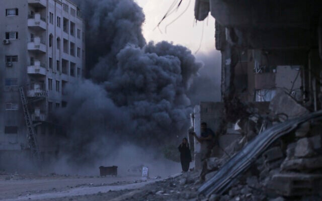 Palestinians take cover during an Israeli strike on a building in Gaza City, Sunday, Sept. 7, 2025, after the Israeli army issued a prior warning. (AP Photo/Yousef Al Zanoun) Palestinians take cover during an Israeli strike on a building in Gaza City, Sunday, Sept. 7, 2025, after the Israeli army issued a prior warning. (AP Photo/Yousef Al Zanoun)