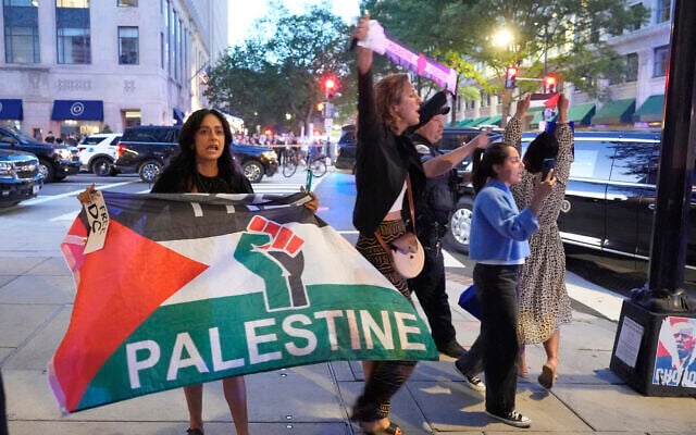Pro-Palestinian protesters gather near a restaurant entrance after US President Donald Trump arrived for dinner near the White House, September 9, 2025, in Washington. (AP Photo/Alex Brandon)