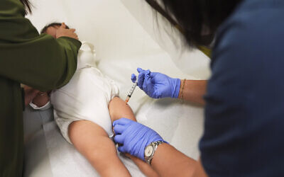 Illustration: A baby receives the measles vaccine on September 10, 2025, in Seattle, Washington. (AP/Lindsey Wasson)